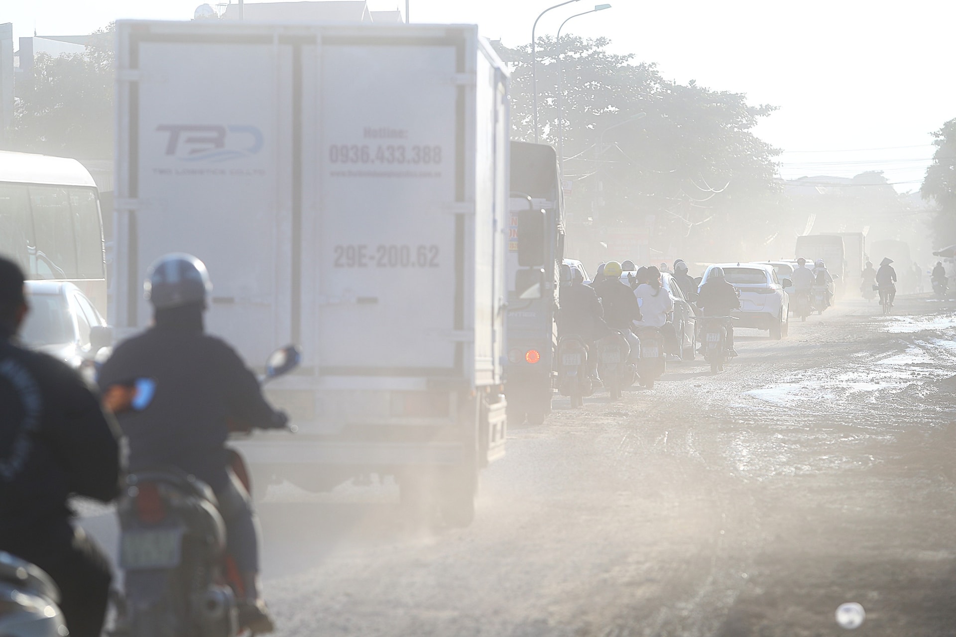 Hà Nội: Quốc lộ 6 biến thành 'ao bùn, sương bụi', người dân bất lực chịu trận- Ảnh 3.