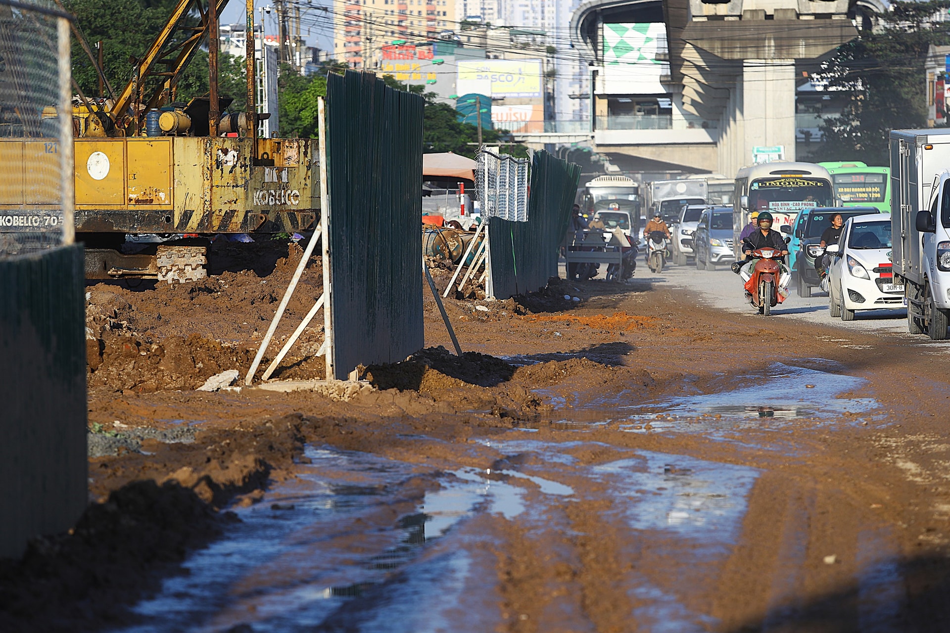 Hà Nội: Quốc lộ 6 biến thành 'ao bùn, sương bụi', người dân bất lực chịu trận- Ảnh 6.