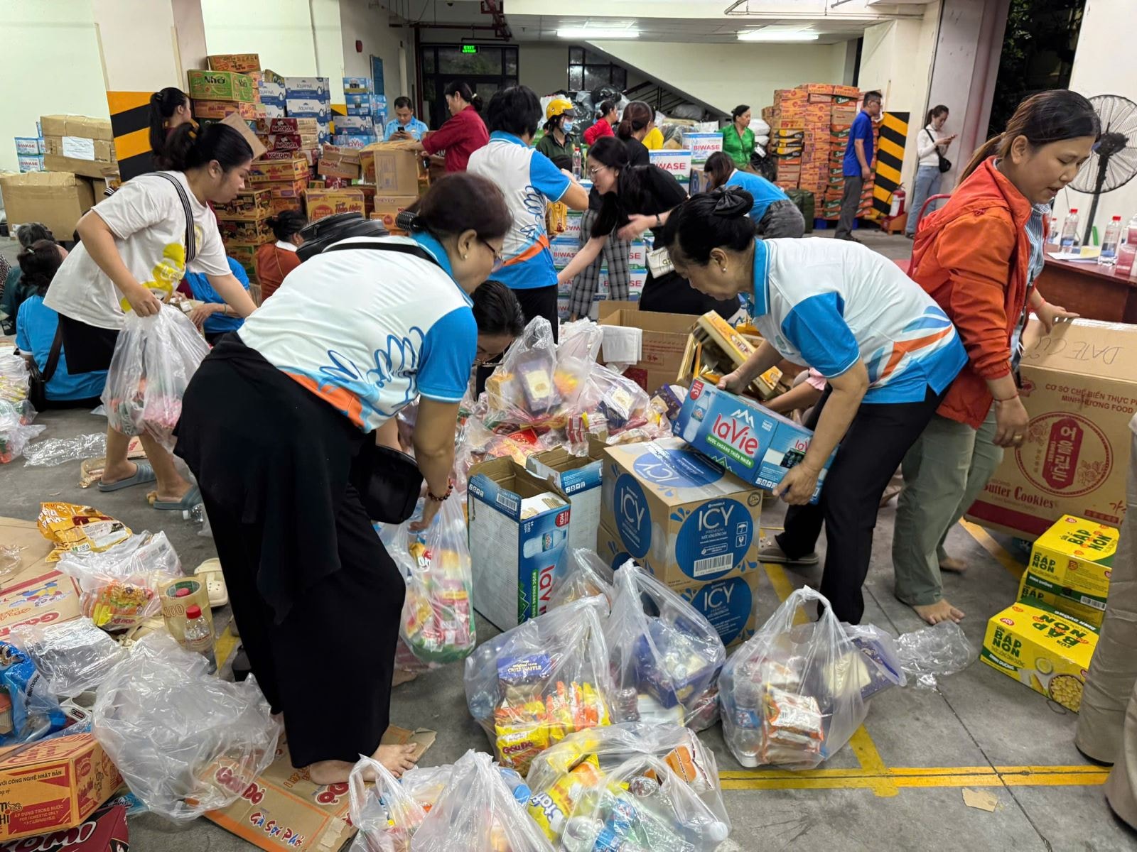 TP Hồ Chí Minh vận chuyển gấp 15 tấn nhu yếu phẩm đến Khánh Hòa trong đêm 21/11- Ảnh 4.