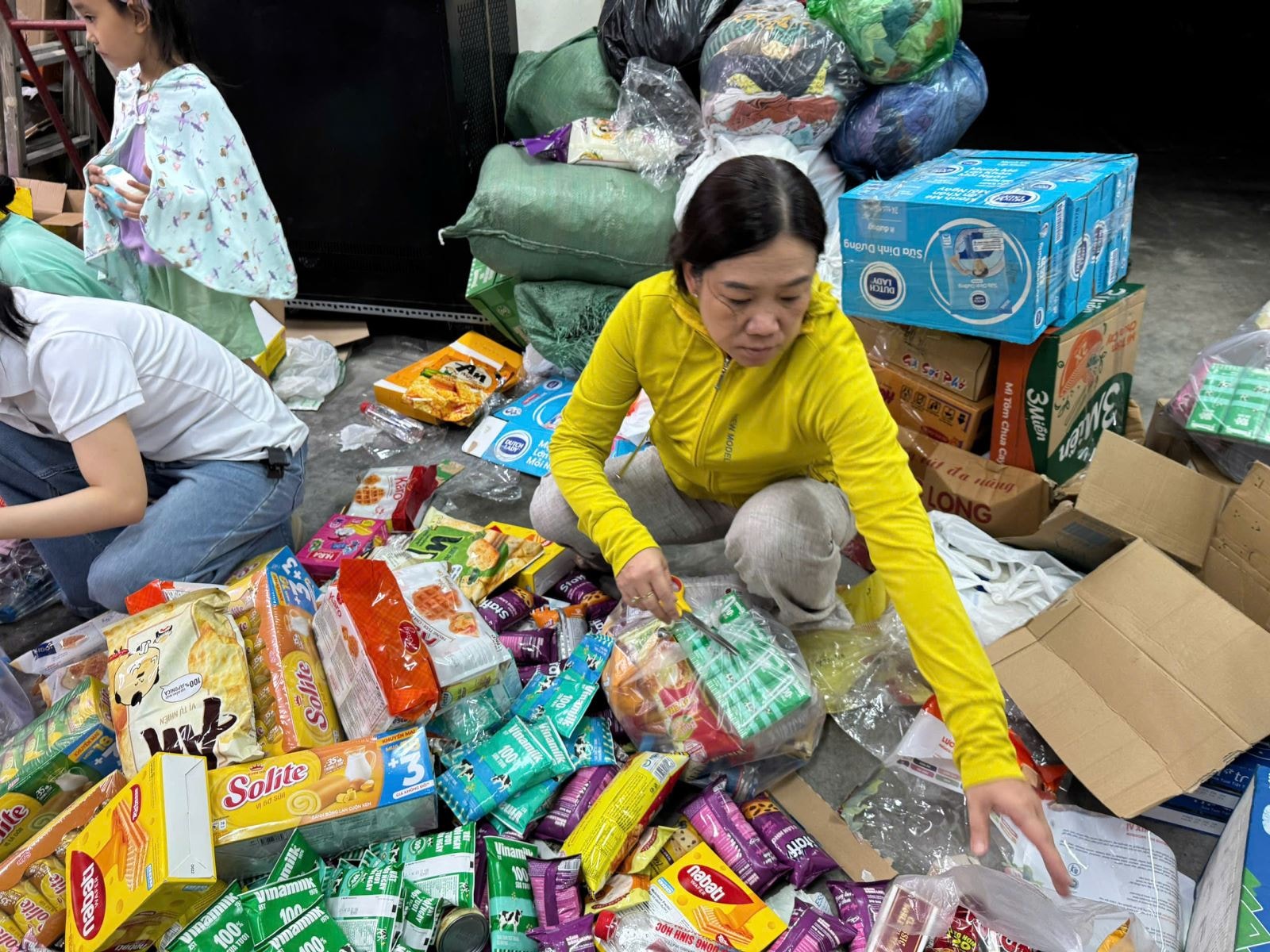 TP Hồ Chí Minh vận chuyển gấp 15 tấn nhu yếu phẩm đến Khánh Hòa trong đêm 21/11- Ảnh 1.