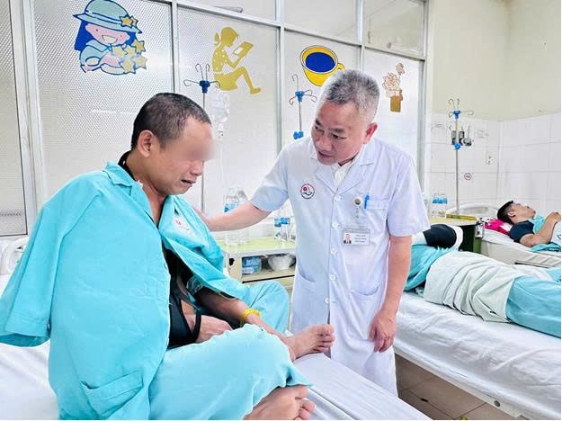 Y bác sĩ túc trực điều trị tốt nhất cho người dân bị ảnh hưởng mưa lũ- Ảnh 1. Y bác sĩ túc trực điều trị tốt nhất cho người dân bị ảnh hưởng mưa lũ- Ảnh 1.