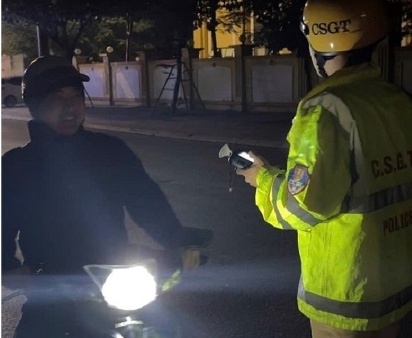 Tối 21/11, cả nước phát hiện hơn 1.500 trường hợp vi phạm nồng độ cồn- Ảnh 1. Tối 21/11, cả nước phát hiện hơn 1.500 trường hợp vi phạm nồng độ cồn- Ảnh 1.