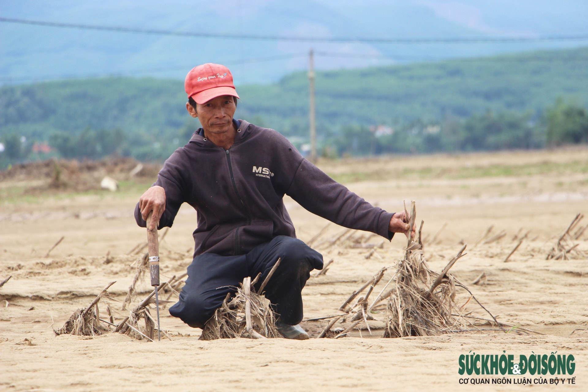 Sông Vu Gia tan tác sau lũ, nơi sạt lở nuốt đất, nơi cát bồi kín ruộng- Ảnh 1.