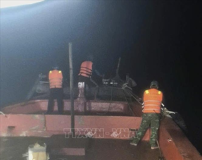 Kịp thời cứu nạn 13 ngư dân bị chìm tàu cá trên biển- Ảnh 1.