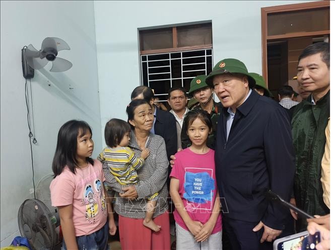 Phó Thủ tướng Thường trực Nguyễn Hòa Bình thăm, tặng quà nhân dân vùng lũ Đắk Lắk- Ảnh 2. Phó Thủ tướng Thường trực Nguyễn Hòa Bình thăm, tặng quà nhân dân vùng lũ Đắk Lắk- Ảnh 2.