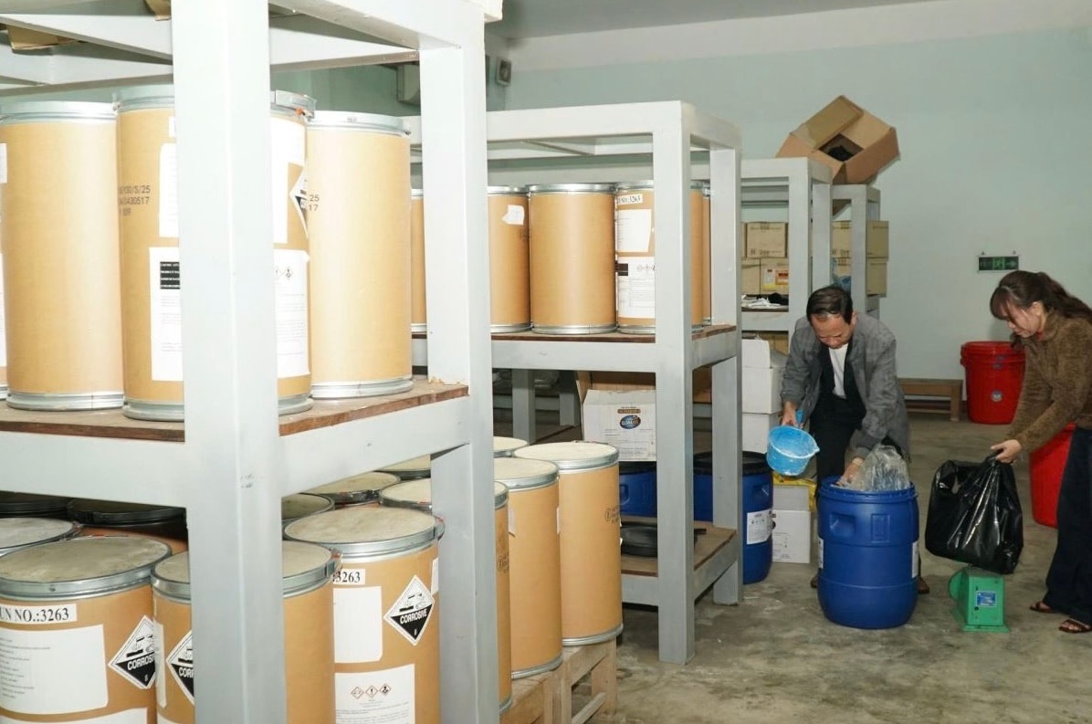 Bộ Y tế hỗ trợ kịp thời thuốc, hoá chất giúp các tỉnh khu vực miền Trung ứng phó, khắc phục hậu quả mưa lũ- Ảnh 1.