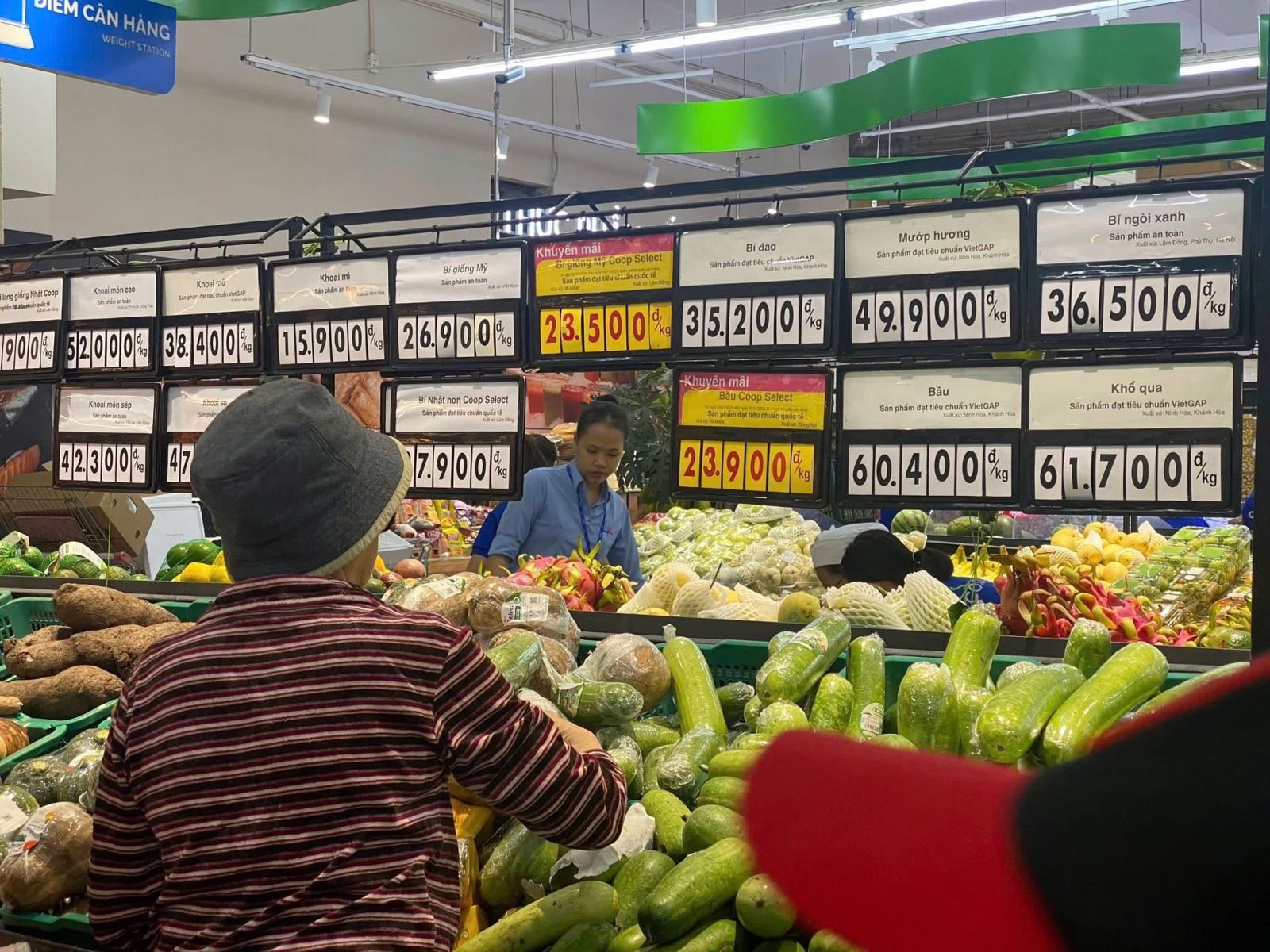 Nguồn hàng hoá phục vụ miền Trung dần ổn định, giá rau tại TP Hồ Chí Minh tăng mạnh- Ảnh 1.