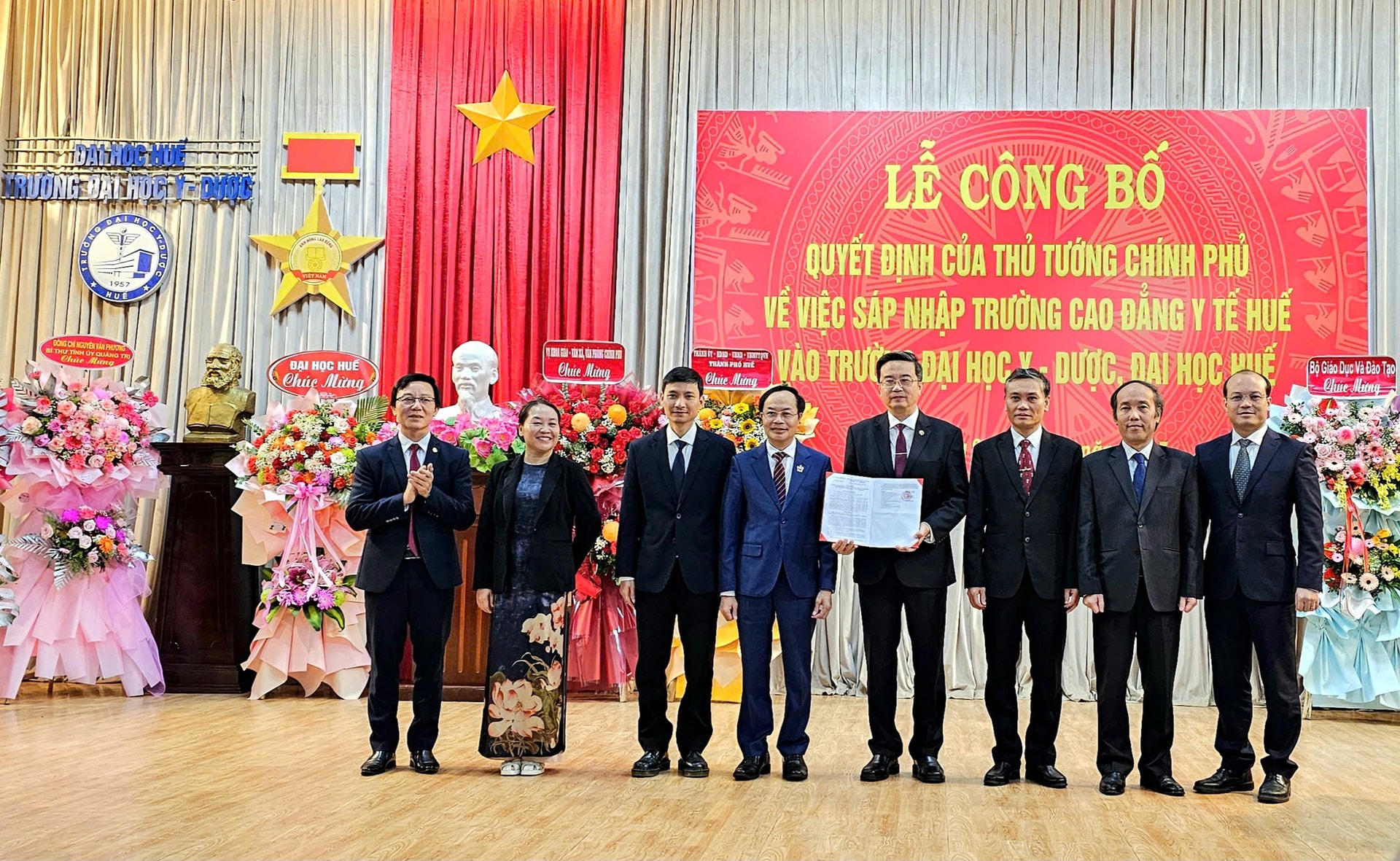 Sáp nhập Trường Cao đẳng Y tế Huế vào Trường Đại học Y - Dược, Đại học Huế- Ảnh 1.