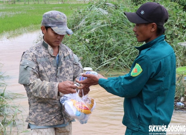 Trao tận tay hàng ngàn suất ăn, chai nước đến bà con bị chia cắt vì lũ- Ảnh 1.