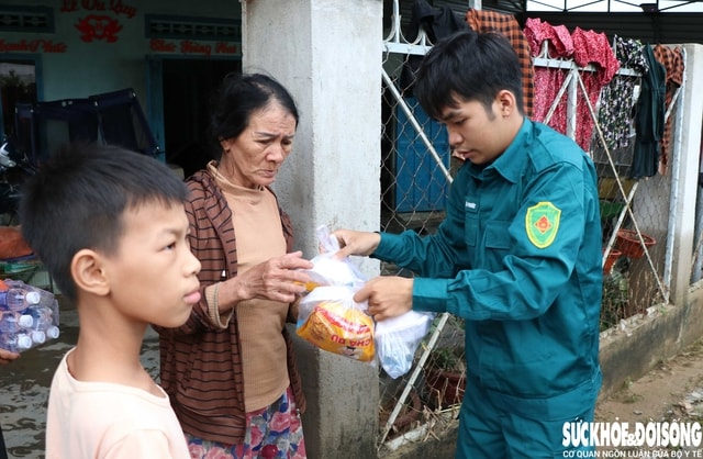 Trao tận tay hàng ngàn suất ăn, chai nước đến bà con bị chia cắt vì lũ- Ảnh 2.