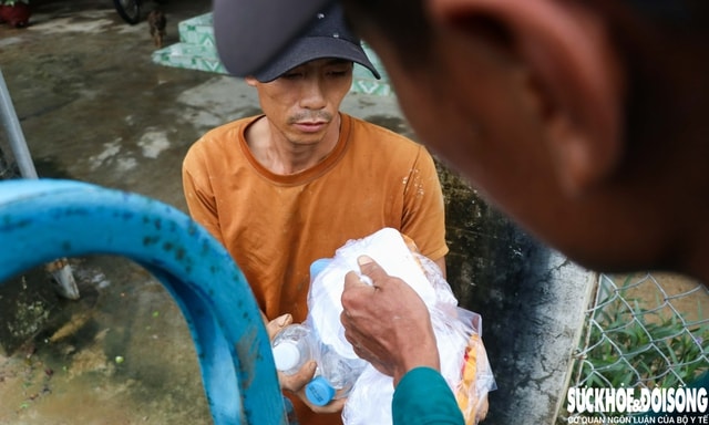 Trao tận tay hàng ngàn suất ăn, chai nước đến bà con bị chia cắt vì lũ- Ảnh 3.