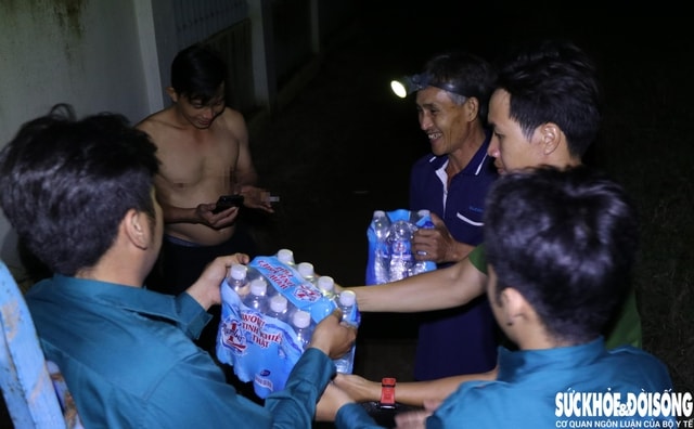 Trao tận tay hàng ngàn suất ăn, chai nước đến bà con bị chia cắt vì lũ- Ảnh 4.
