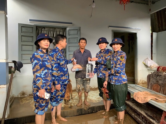 Bộ đội hải quân trao hàng ngàn suất quà cho người dân vùng lũ- Ảnh 2. Bộ đội hải quân trao hàng ngàn suất quà cho người dân vùng lũ- Ảnh 2.