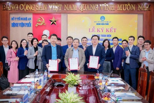 Ký kết biên bản ghi nhớ hợp tác toàn diện, chuyển giao kỹ thuật ngoại lồng ngực giữa Bệnh viện Phổi Trung ương và Bệnh viện Phổi Nghệ An.