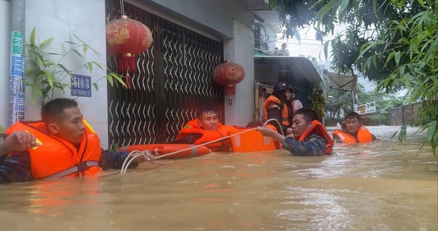 Hải quân vượt nước lũ cứu hộ hơn 5000 người dân khỏi các điểm ngập sâu- Ảnh 1.