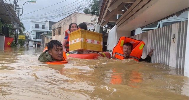 Hải quân vượt nước lũ cứu hộ hơn 5000 người dân khỏi các điểm ngập sâu- Ảnh 2.
