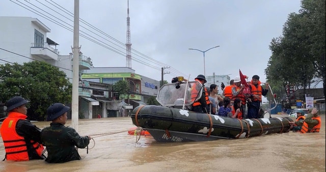 Hải quân vượt nước lũ cứu hộ hơn 5000 người dân khỏi các điểm ngập sâu- Ảnh 3.