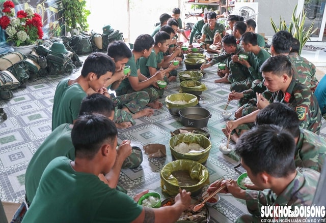 Bộ đội xắn quần lội bùn giúp dân dựng lại cuộc sống sau lũ- Ảnh 10.