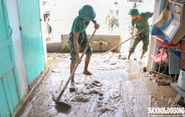 Bộ đội xắn quần lội bùn giúp dân dựng lại cuộc sống sau lũ- Ảnh 8.