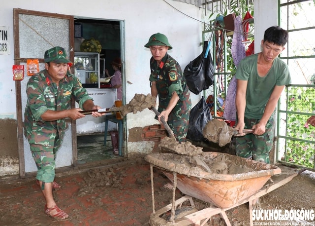 Bộ đội xắn quần lội bùn giúp dân dựng lại cuộc sống sau lũ- Ảnh 7.