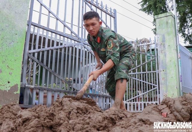 Bộ đội xắn quần lội bùn giúp dân dựng lại cuộc sống sau lũ- Ảnh 6.
