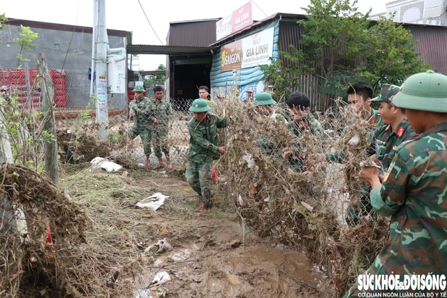 Bộ đội xắn quần lội bùn giúp dân dựng lại cuộc sống sau lũ- Ảnh 4.
