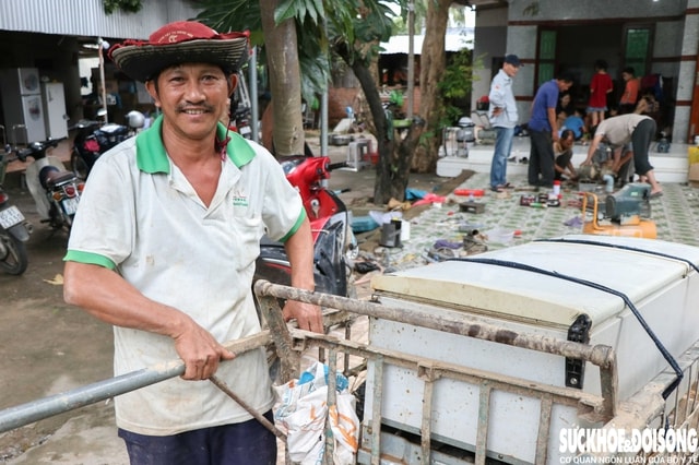 Thầy, trò chung tay giúp người dân 'hồi sinh' thiết bị điện sau lũ- Ảnh 5.