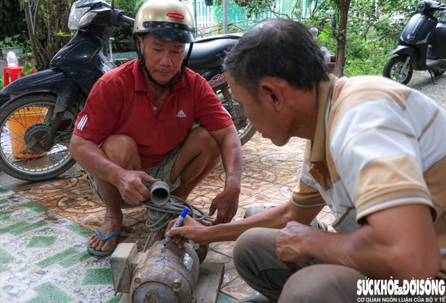 Thầy, trò chung tay giúp người dân 'hồi sinh' thiết bị điện sau lũ- Ảnh 6.