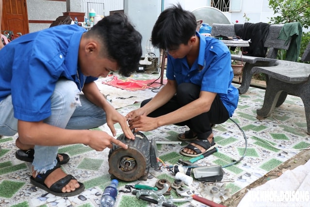 Thầy, trò chung tay giúp người dân 'hồi sinh' thiết bị điện sau lũ- Ảnh 2.