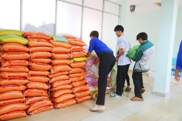 Buôn Ma Thuột chạy đua ‘tiếp sức’ cho người dân vùng lũ- Ảnh 2.