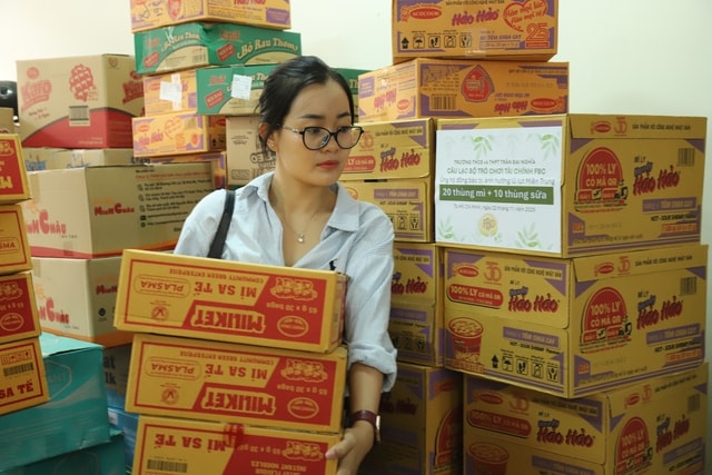 Người dân TPHCM xếp hàng ‘tiếp sức' cho đồng bào vùng lũ- Ảnh 1.