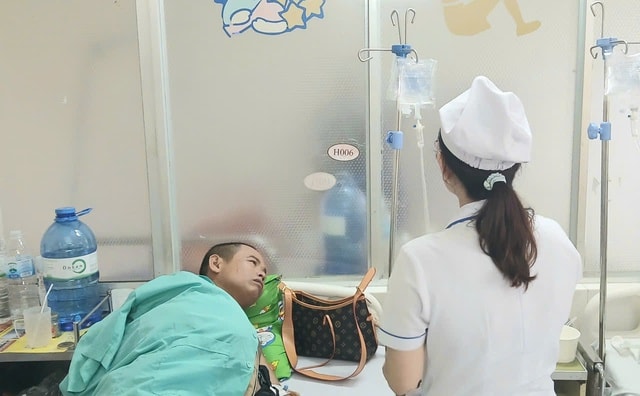 Y bác sĩ túc trực điều trị tốt nhất cho người dân bị ảnh hưởng mưa lũ- Ảnh 4. Y bác sĩ túc trực điều trị tốt nhất cho người dân bị ảnh hưởng mưa lũ- Ảnh 4.