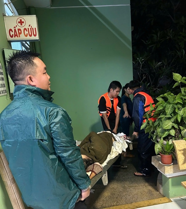 Y bác sĩ túc trực điều trị tốt nhất cho người dân bị ảnh hưởng mưa lũ- Ảnh 3. Y bác sĩ túc trực điều trị tốt nhất cho người dân bị ảnh hưởng mưa lũ- Ảnh 3.