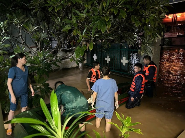 Y bác sĩ túc trực điều trị tốt nhất cho người dân bị ảnh hưởng mưa lũ- Ảnh 2. Y bác sĩ túc trực điều trị tốt nhất cho người dân bị ảnh hưởng mưa lũ- Ảnh 2.