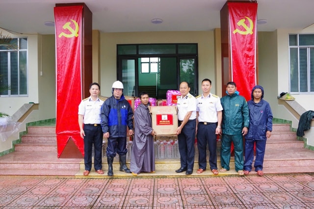 Bộ đội hải quân trao hàng ngàn suất quà cho người dân vùng lũ- Ảnh 3. Bộ đội hải quân trao hàng ngàn suất quà cho người dân vùng lũ- Ảnh 3.