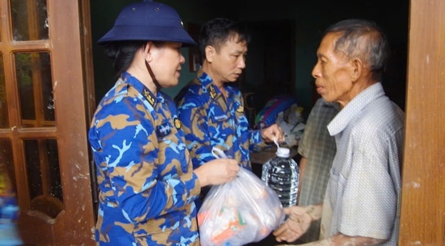 Bộ đội hải quân trao hàng ngàn suất quà cho người dân vùng lũ- Ảnh 5. Bộ đội hải quân trao hàng ngàn suất quà cho người dân vùng lũ- Ảnh 5.