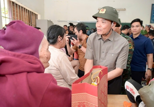 TPHCM chung sức, đồng lòng hỗ trợ Khánh Hòa khắc phục thiệt hại do mưa lũ- Ảnh 1.