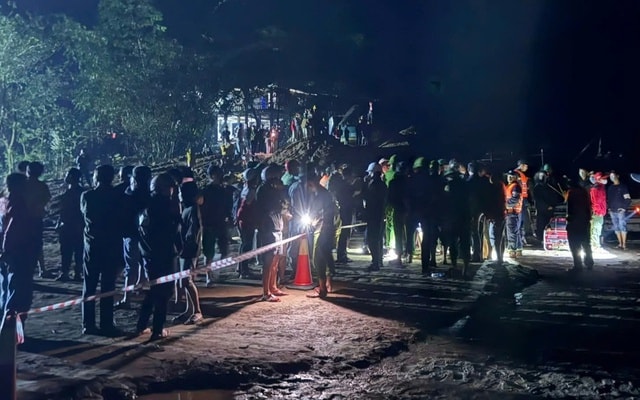 Thi thể tài xế xe đầu kéo bị cuốn trôi được tìm thấy cách hiện trường hơn 30km- Ảnh 1. Thi thể tài xế xe đầu kéo bị cuốn trôi được tìm thấy cách hiện trường hơn 30km- Ảnh 1.