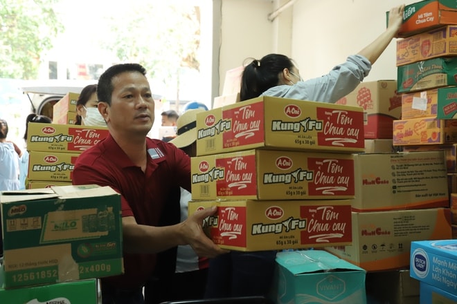 Người dân TPHCM xếp hàng ‘tiếp sức' cho đồng bào vùng lũ- Ảnh 2.