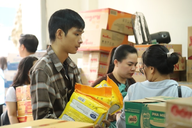 TPHCM mở thêm nhiều điểm tiếp nhận nhu yếu phẩm hỗ trợ đồng bào vùng lũ - Ảnh 1.