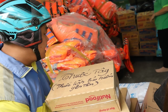 Người dân TPHCM xếp hàng ‘tiếp sức' cho đồng bào vùng lũ- Ảnh 8.