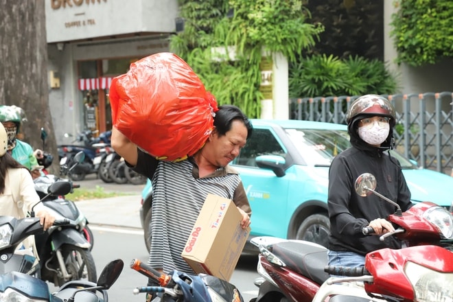 Người dân TPHCM xếp hàng ‘tiếp sức' cho đồng bào vùng lũ- Ảnh 4.