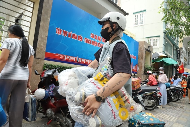 Người dân TPHCM xếp hàng ‘tiếp sức' cho đồng bào vùng lũ- Ảnh 6.