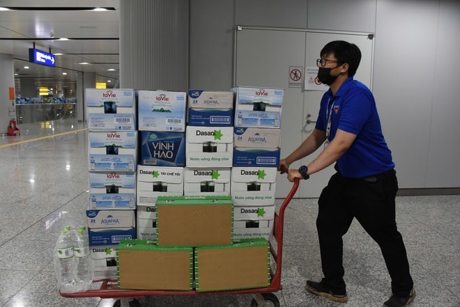 TPHCM mở thêm nhiều điểm tiếp nhận nhu yếu phẩm hỗ trợ đồng bào vùng lũ - Ảnh 5.