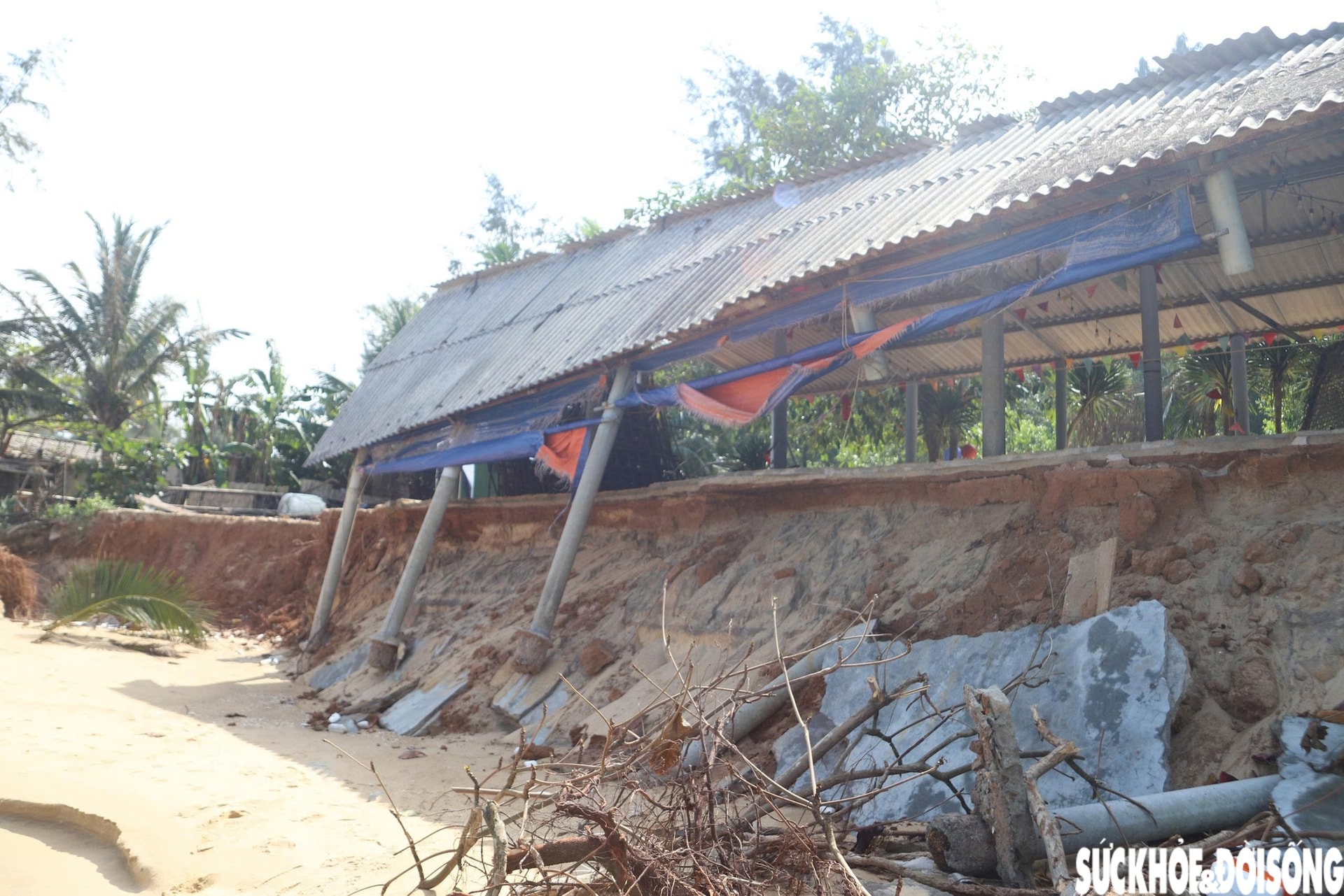 Bãi biển Hàm Rồng tan hoang sau các đợt mưa bão- Ảnh 1. Bãi biển Hàm Rồng tan hoang sau các đợt mưa bão- Ảnh 1.