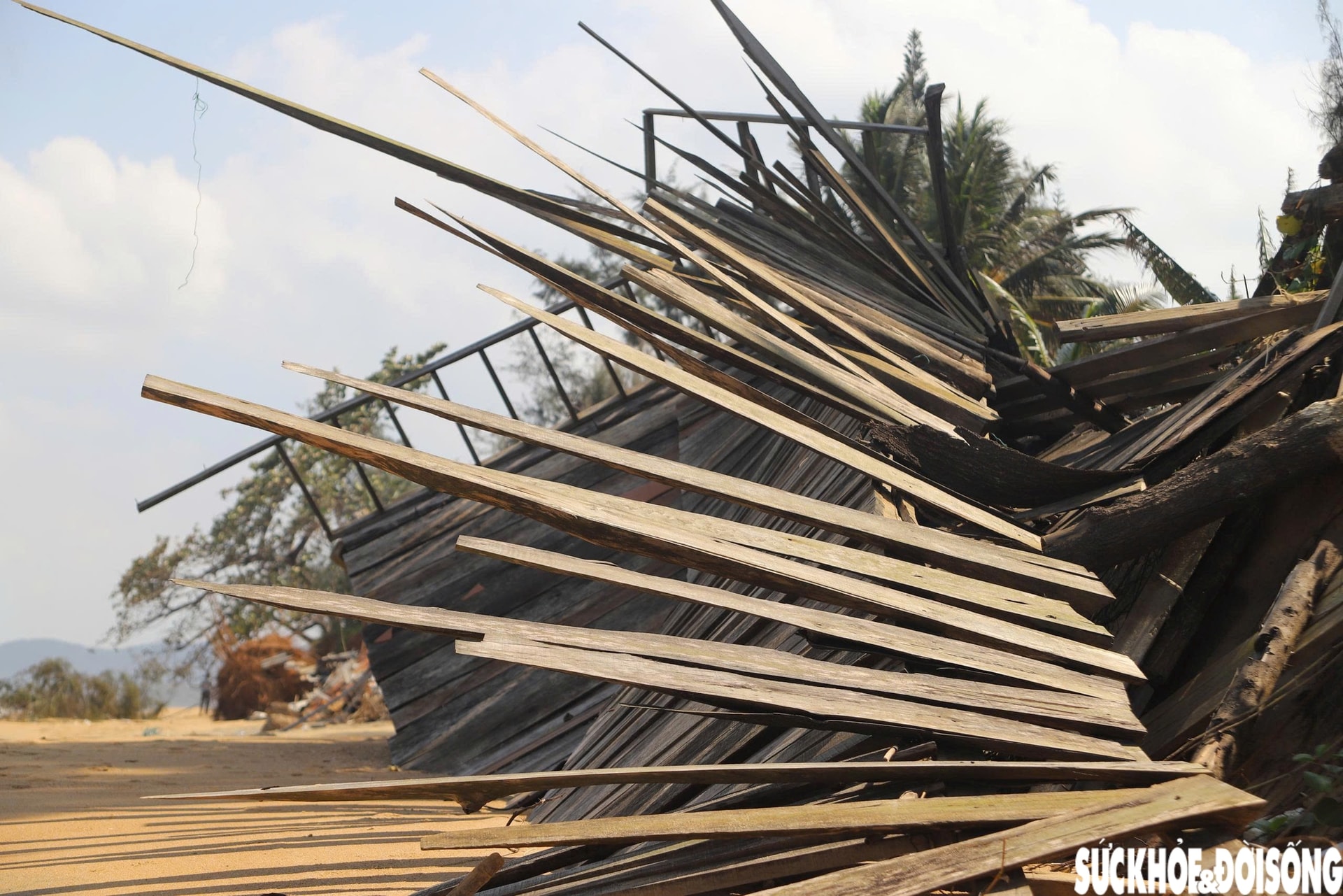 Bãi biển Hàm Rồng tan hoang sau các đợt mưa bão- Ảnh 2. Bãi biển Hàm Rồng tan hoang sau các đợt mưa bão- Ảnh 2.