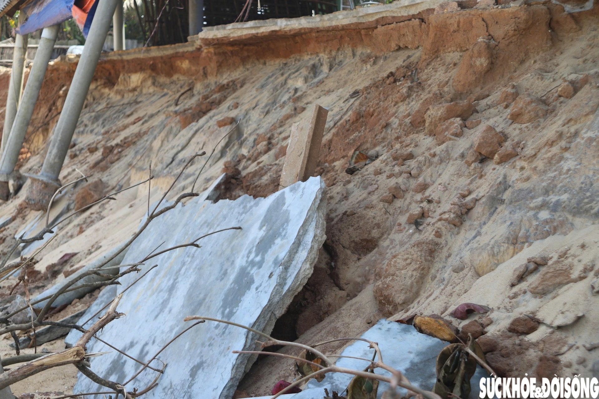 Bãi biển Hàm Rồng tan hoang sau các đợt mưa bão- Ảnh 3. Bãi biển Hàm Rồng tan hoang sau các đợt mưa bão- Ảnh 3.