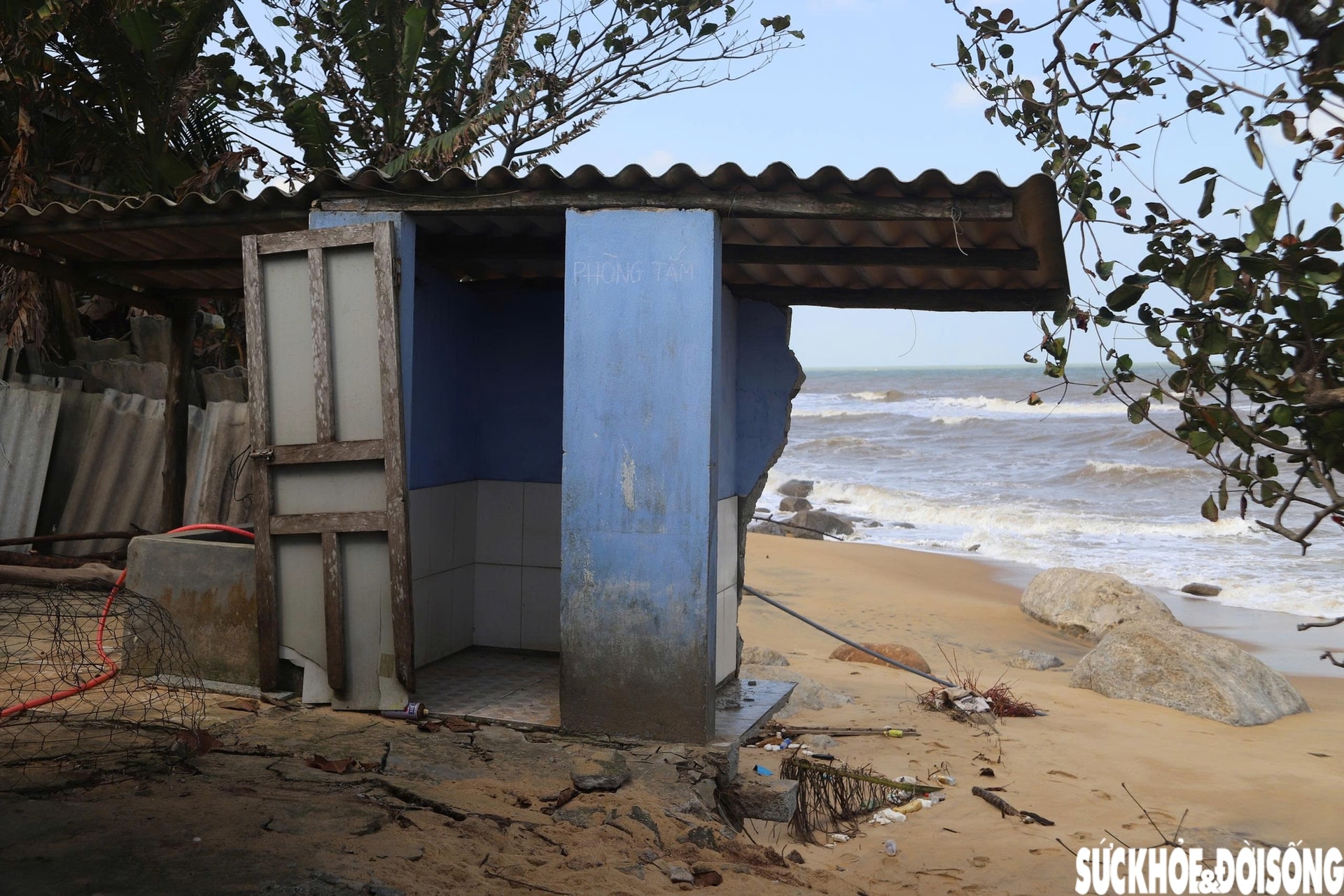 Bãi biển Hàm Rồng tan hoang sau các đợt mưa bão- Ảnh 5. Bãi biển Hàm Rồng tan hoang sau các đợt mưa bão- Ảnh 5.