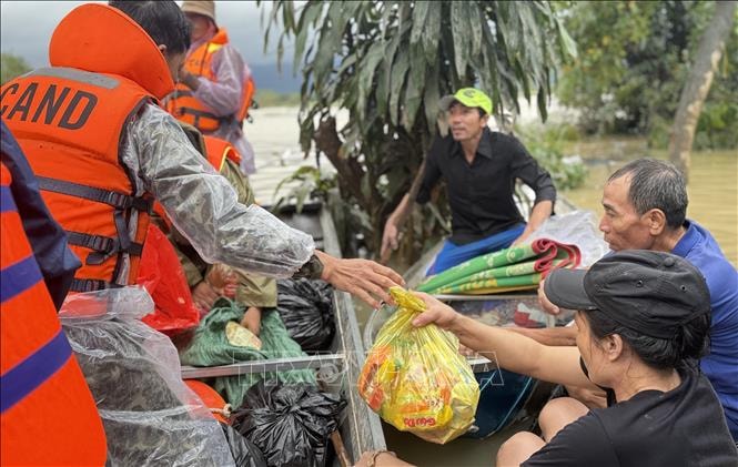 Truyền thông quốc tế: Chính phủ Việt Nam đẩy nhanh nỗ lực ứng phó quyết liệt với lũ lụt- Ảnh 1.