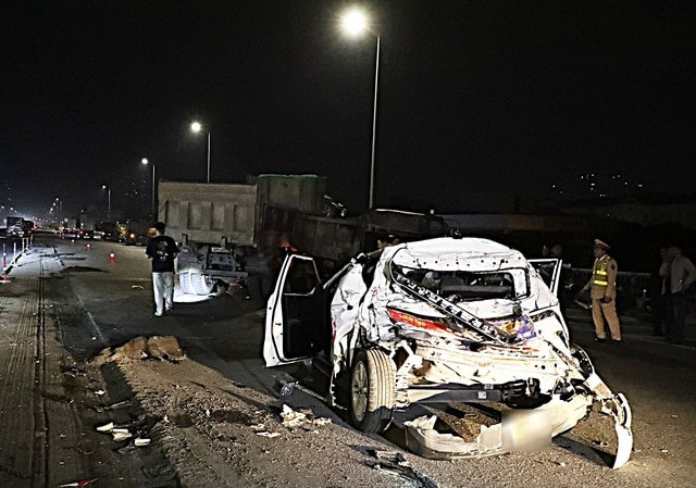 Tai nạn liên hoàn trên Vành đai 3 Hà Nội: 1 xe biến dạng, 2 người bị thương- Ảnh 2. Tai nạn liên hoàn trên Vành đai 3 Hà Nội: 1 xe biến dạng, 2 người bị thương- Ảnh 2.